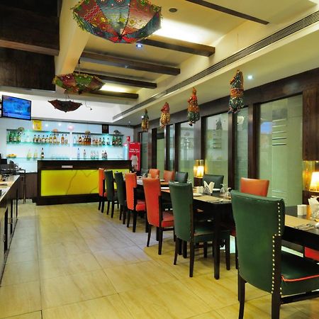 Crossroads Hotel Gurgaon Exterior foto