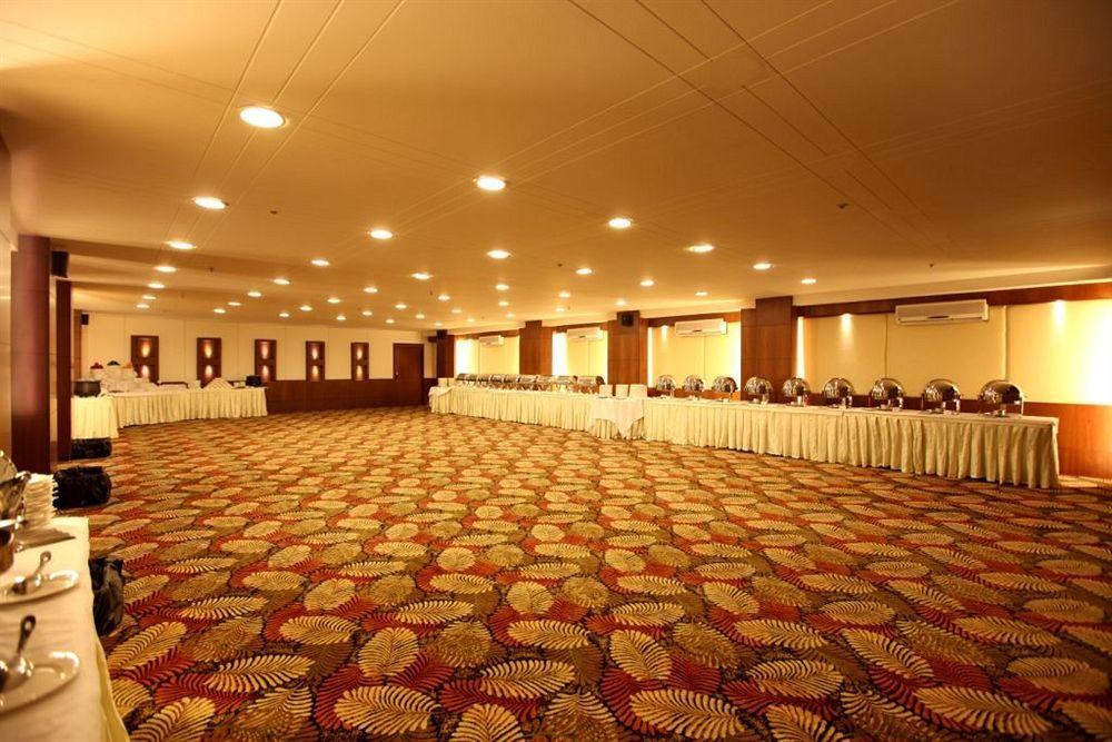 Crossroads Hotel Gurgaon Exterior foto