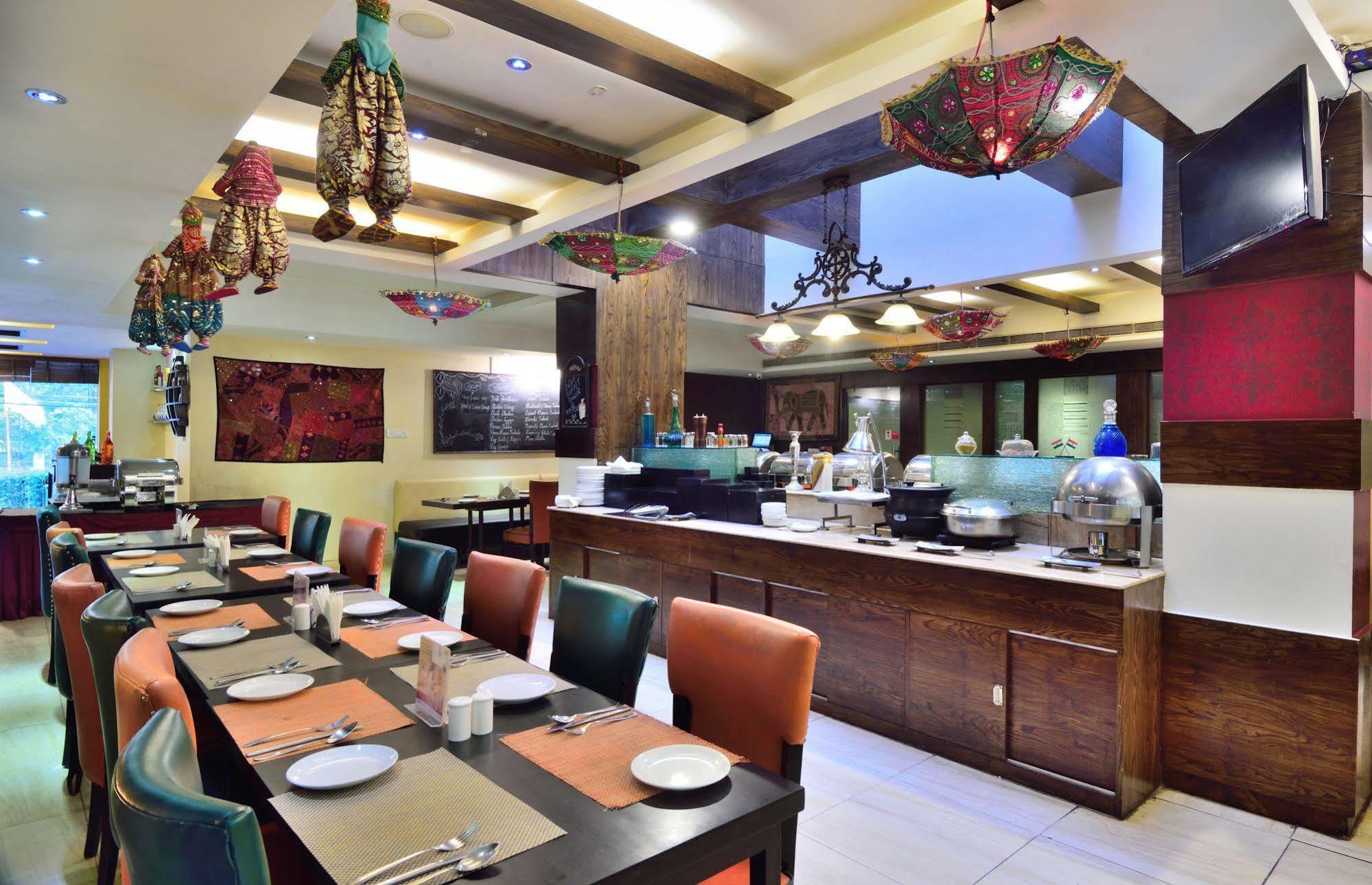 Crossroads Hotel Gurgaon Exterior foto