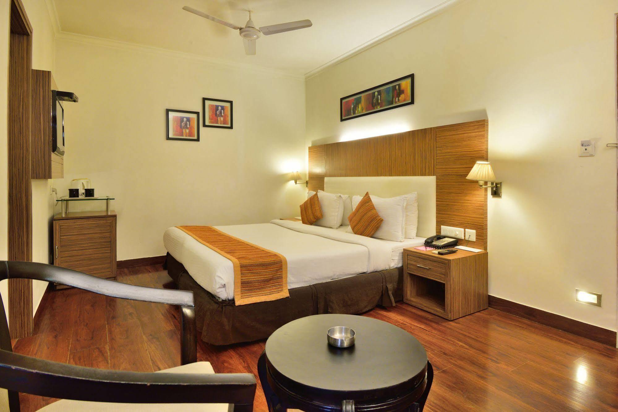Crossroads Hotel Gurgaon Exterior foto