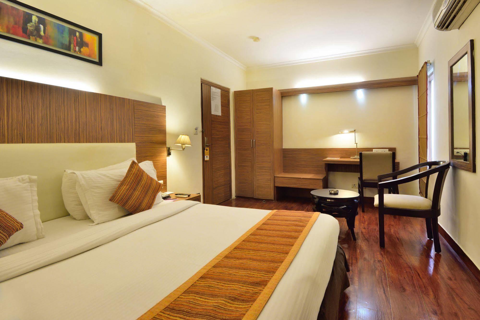 Crossroads Hotel Gurgaon Exterior foto