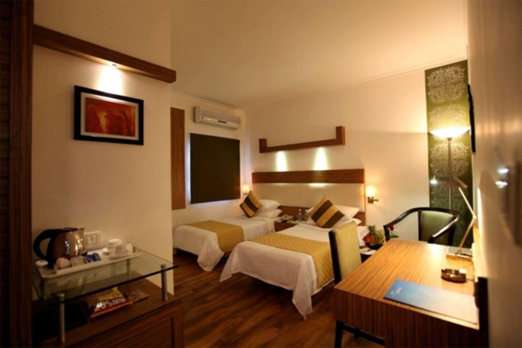 Crossroads Hotel Gurgaon Exterior foto