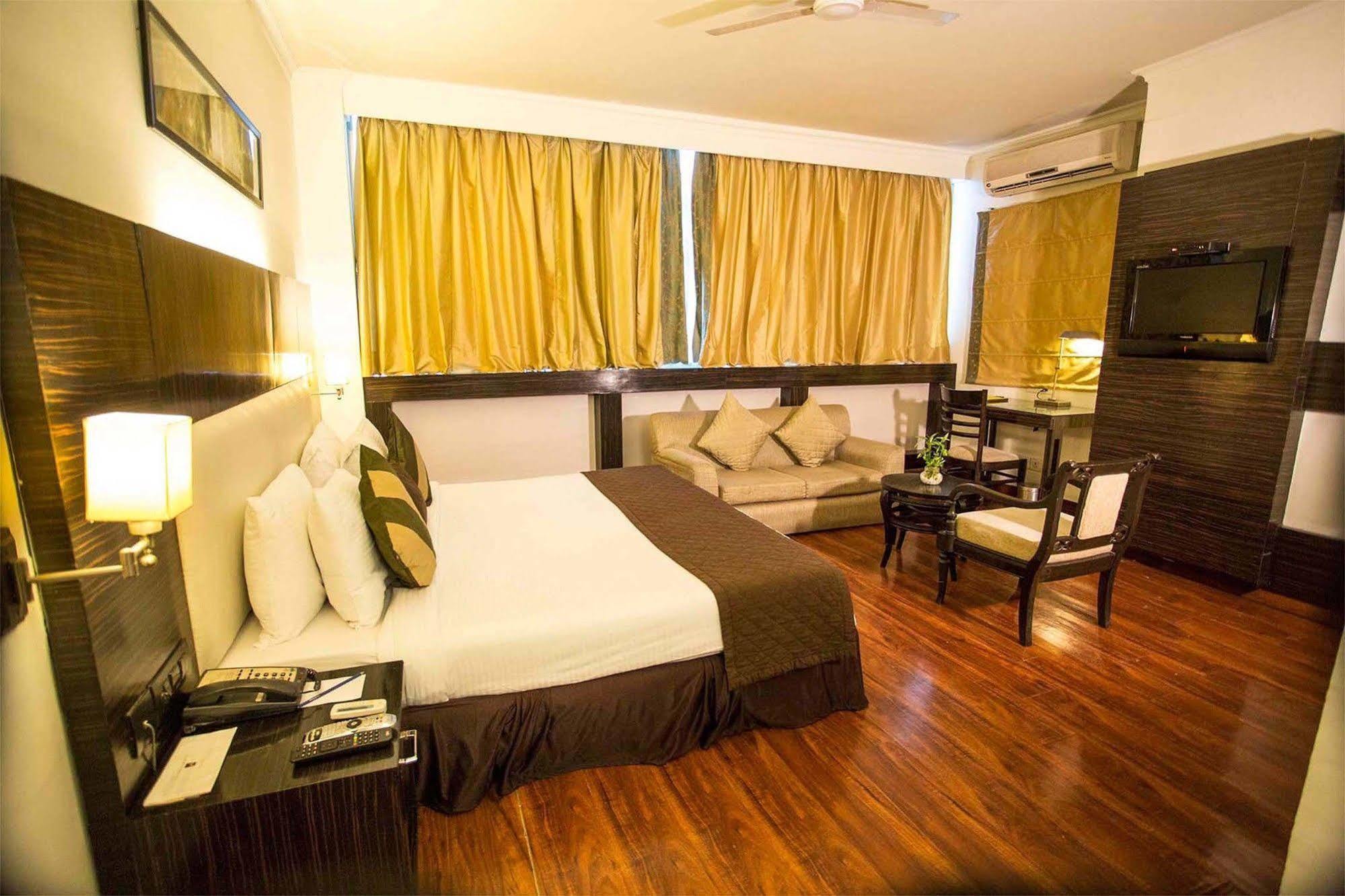 Crossroads Hotel Gurgaon Exterior foto