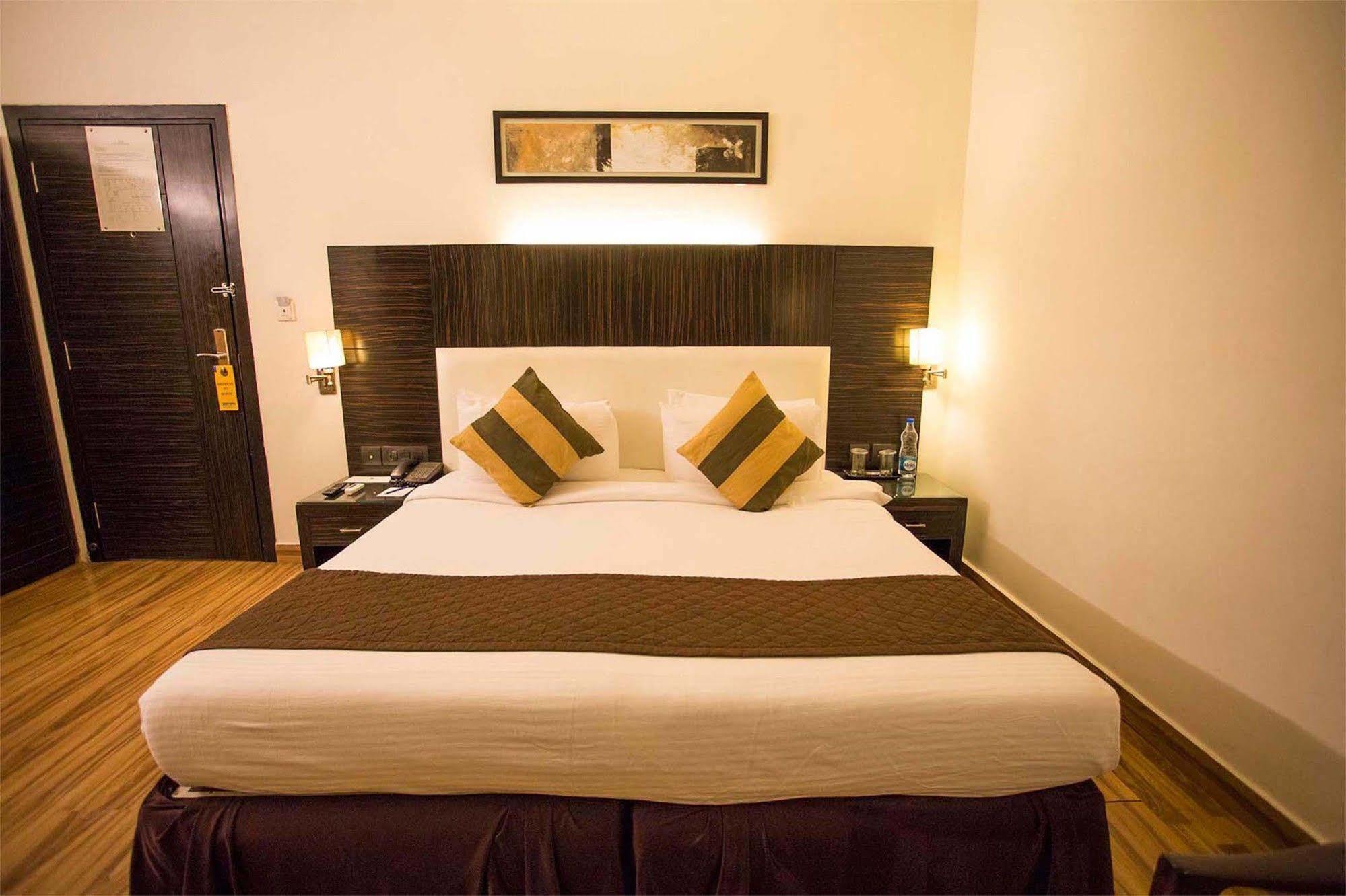 Crossroads Hotel Gurgaon Exterior foto