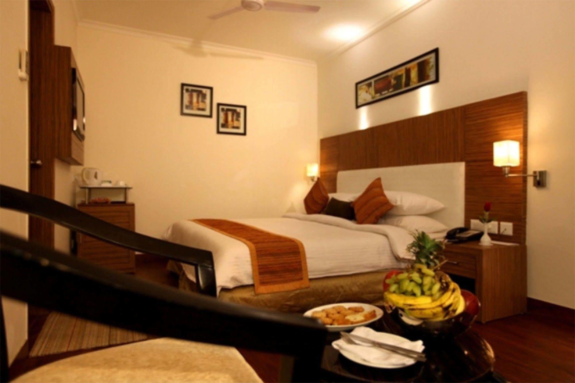 Crossroads Hotel Gurgaon Exterior foto